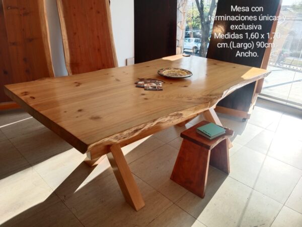 Mesa con patas de madera